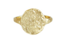 Vertical oval signet gold ring