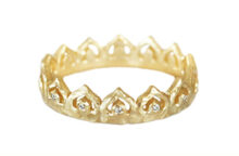 Textured gold tiara queen band with fourteen diamonds