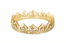 Textured gold tiara queen band with fourteen diamonds